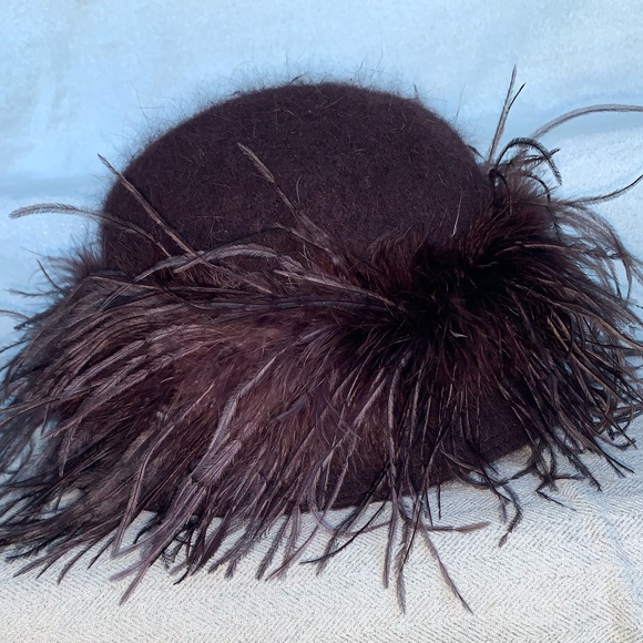 Cheveux Angola blend hat with feather trim. - Picture 2 of 7